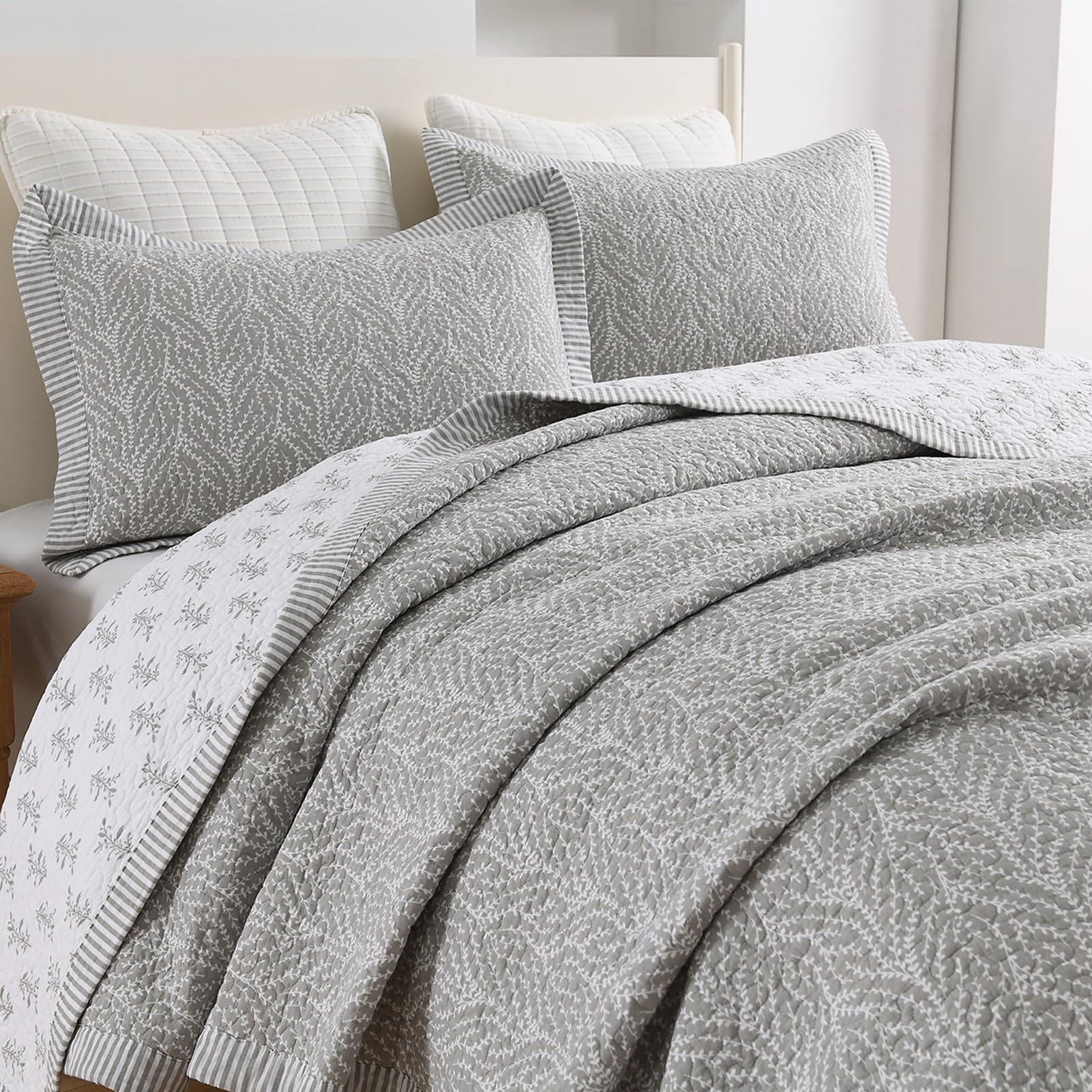 SahSahCasa Quilt Set Queen Size, 100% Cotton Quilt Bedding Set Bedspread, Botanical Pattern Solid Color Chic Lightweight Quilted Comforter for Queen Bed, White/Grayish-Blue, All Season, 3 Pieces