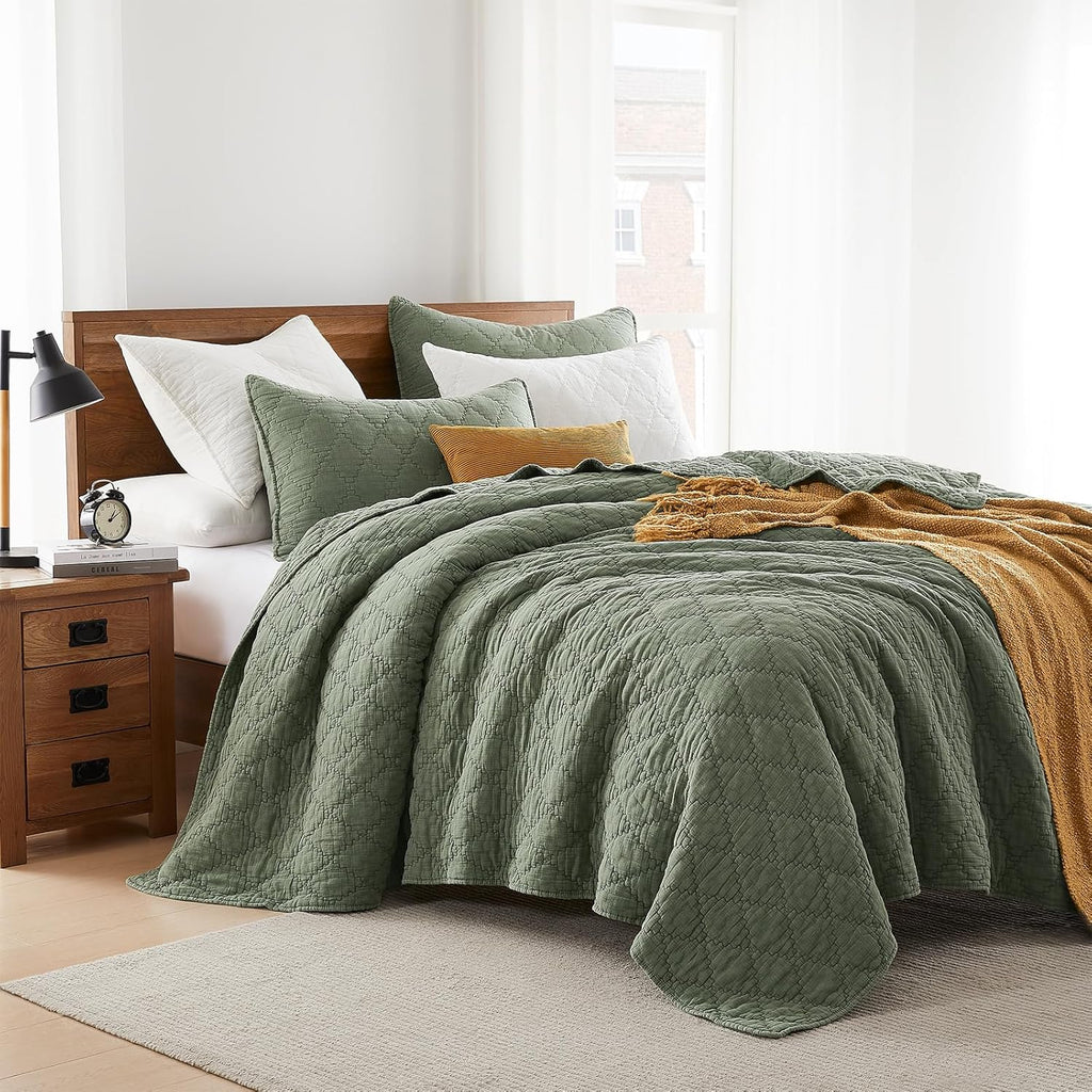 palassio Olive Green Queen Size Quilt Set, Muslin Cotton Shell Down-Alt Poly Filling, Soft Shabby Chic Rustic Farmhouse Country Bedspread, Textured Gauze Coverlet, Lightweight Bedding, 2 Shams
