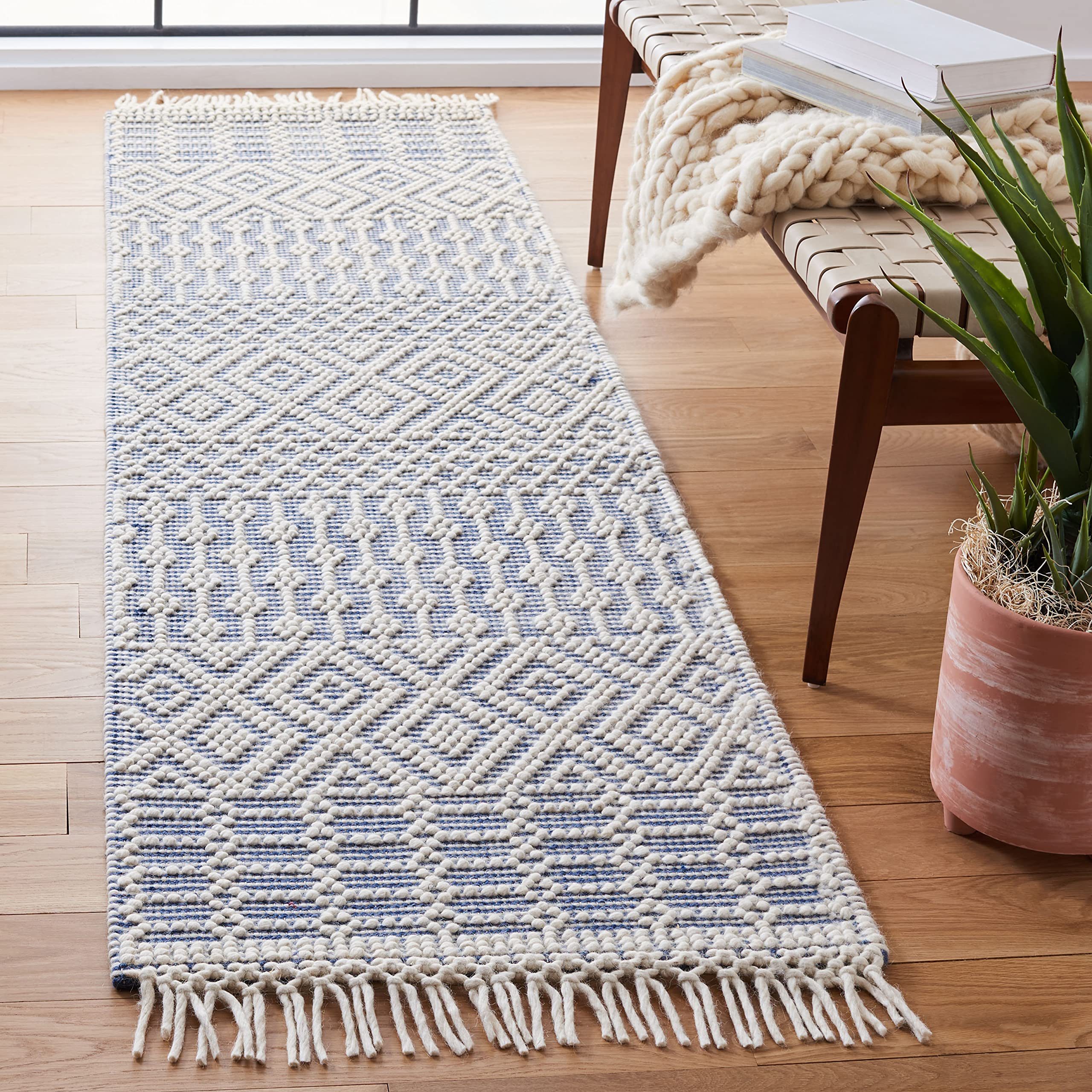 SAFAVIEH Natura Collection Area Rug - 5' x 8', Ivory & Navy, Handmade Moroccan Boho Wool Fringe, Ideal for High Traffic Areas in Living Room, Bedroom (NAT852N)