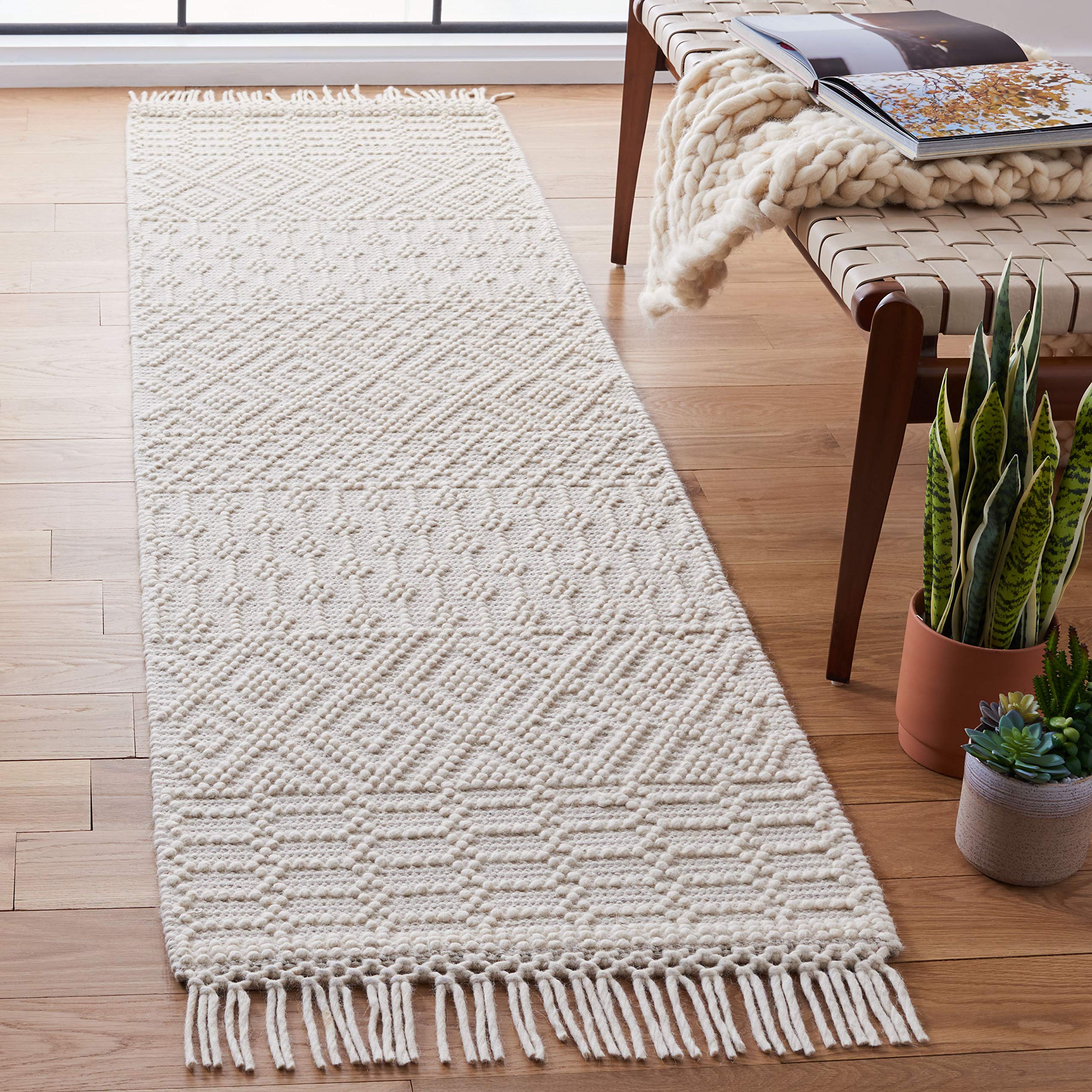 SAFAVIEH Natura Collection Area Rug - 5' x 8', Ivory & Navy, Handmade Moroccan Boho Wool Fringe, Ideal for High Traffic Areas in Living Room, Bedroom (NAT852N)