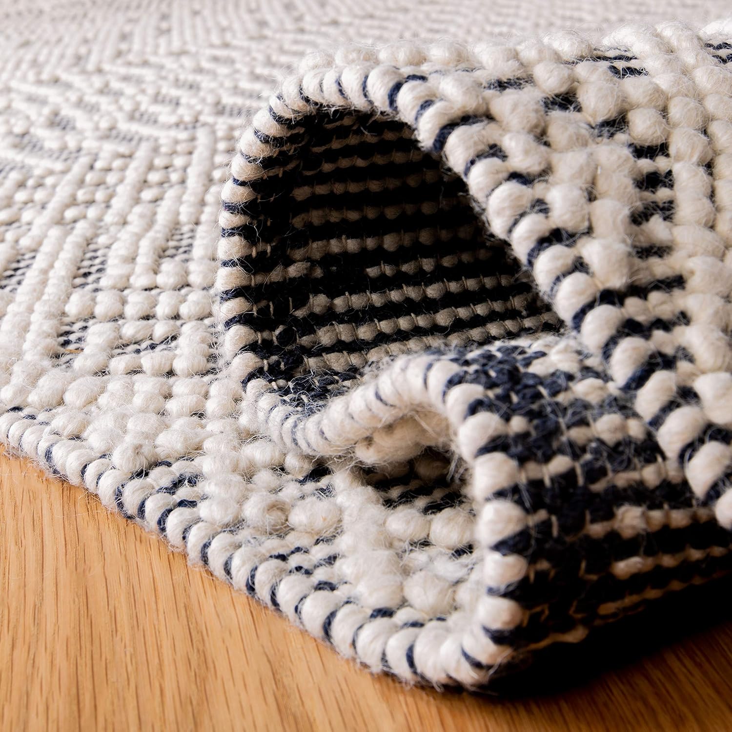 SAFAVIEH Natura Collection Area Rug - 5' x 8', Ivory & Navy, Handmade Moroccan Boho Wool Fringe, Ideal for High Traffic Areas in Living Room, Bedroom (NAT852N)