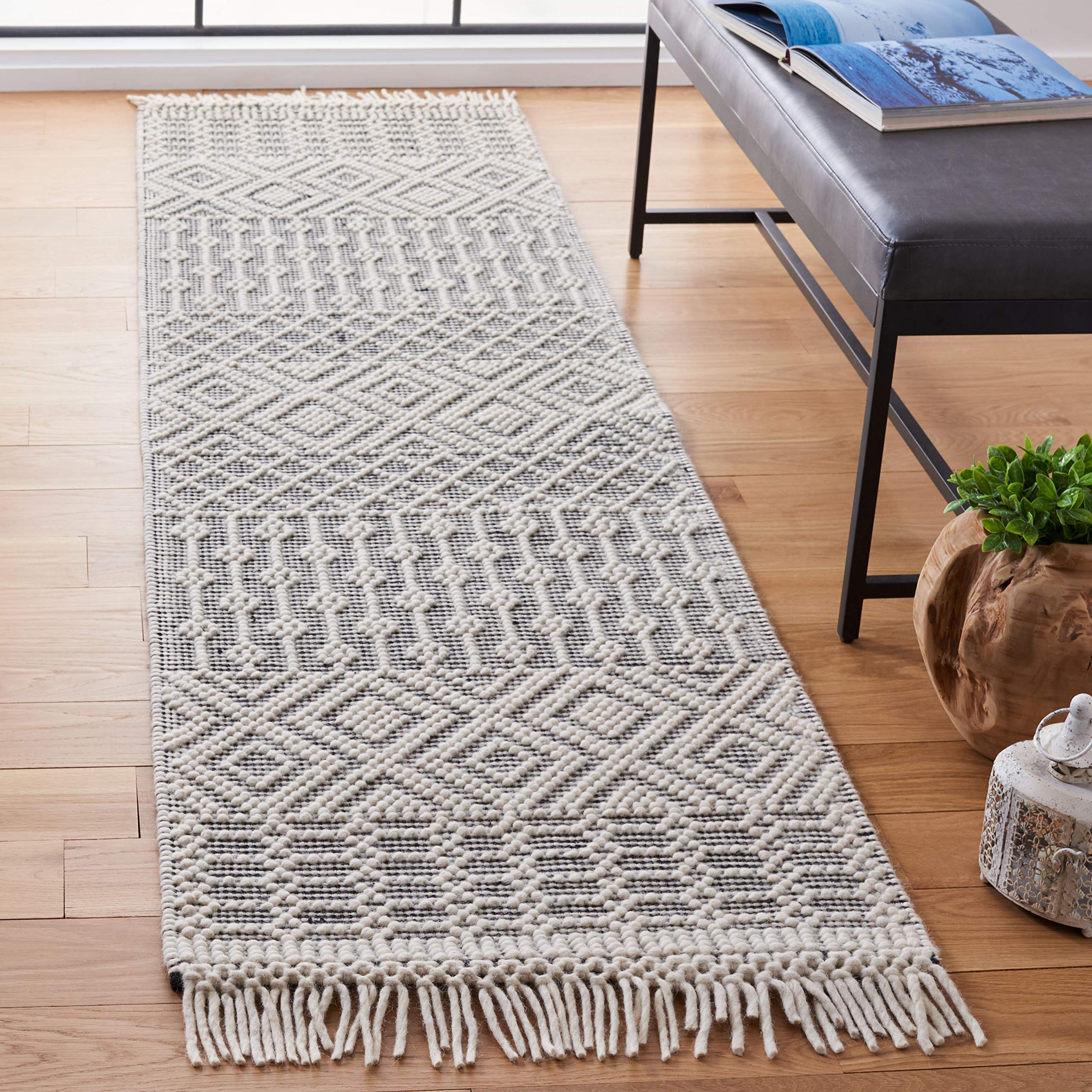 SAFAVIEH Natura Collection Area Rug - 5' x 8', Ivory & Navy, Handmade Moroccan Boho Wool Fringe, Ideal for High Traffic Areas in Living Room, Bedroom (NAT852N)