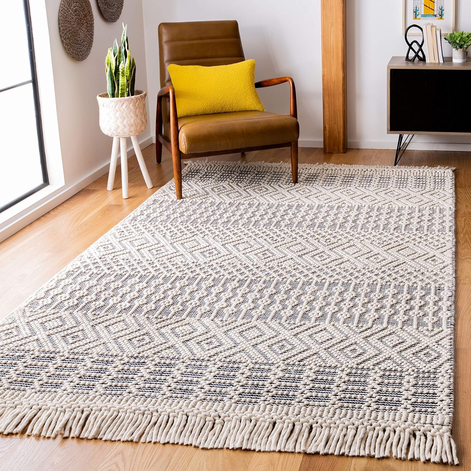 SAFAVIEH Natura Collection Area Rug - 5' x 8', Ivory & Navy, Handmade Moroccan Boho Wool Fringe, Ideal for High Traffic Areas in Living Room, Bedroom (NAT852N)
