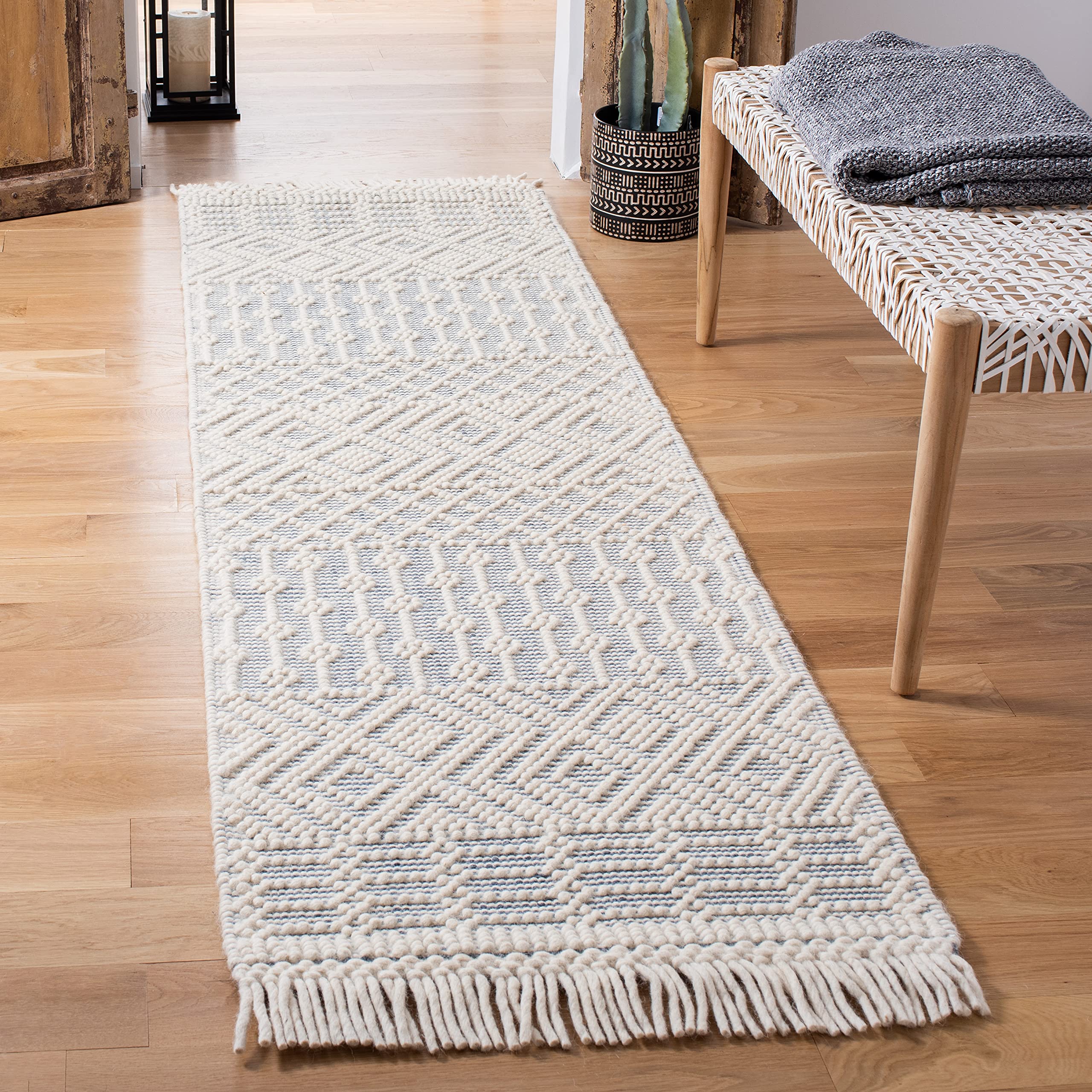 SAFAVIEH Natura Collection Area Rug - 5' x 8', Ivory & Navy, Handmade Moroccan Boho Wool Fringe, Ideal for High Traffic Areas in Living Room, Bedroom (NAT852N)