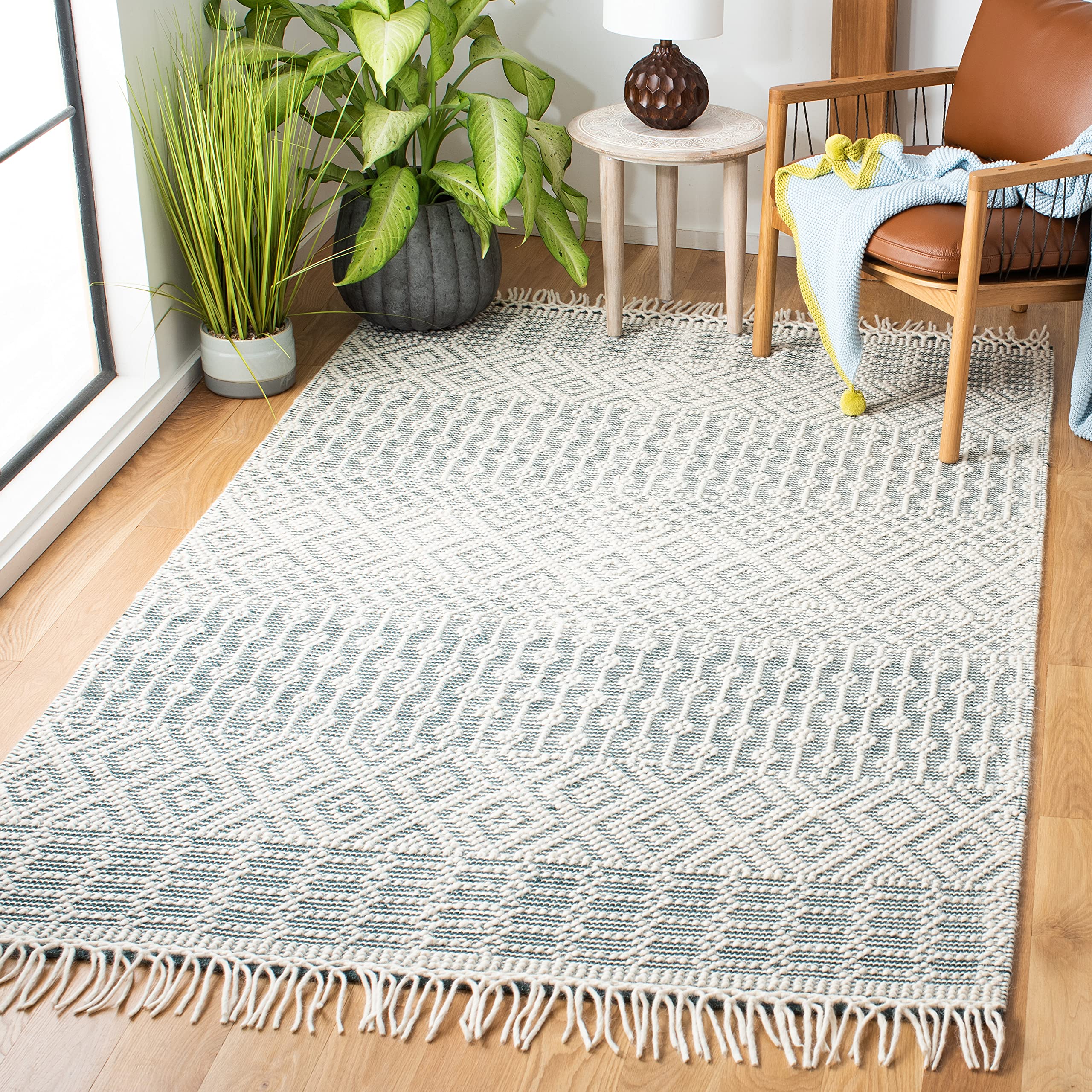 SAFAVIEH Natura Collection Area Rug - 5' x 8', Ivory & Navy, Handmade Moroccan Boho Wool Fringe, Ideal for High Traffic Areas in Living Room, Bedroom (NAT852N)